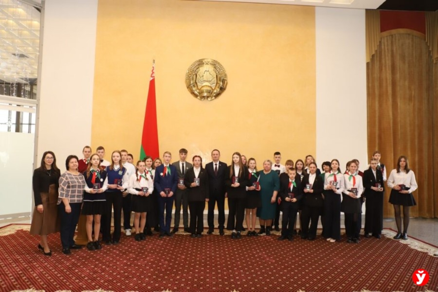 «Вы – поколение, которое будет развивать страну». Турчин вручил паспорта лучшим школьникам Минщины