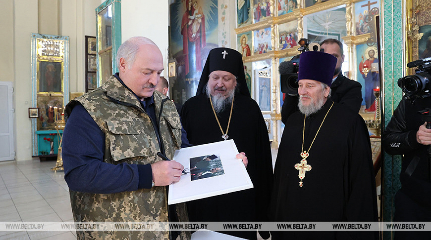 Лукашенко в Ветке посетил храм Преображения Господня