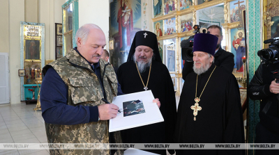 Лукашенко в Ветке посетил храм Преображения Господня