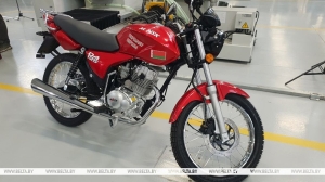 Лукашенко на "МотоВелоЗаводе" подарили мотоцикл марки "Минск"