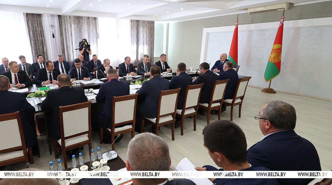 Лукашенко потребовал восстановить райагросервисы и сказал, за что будет "голова с плеч"