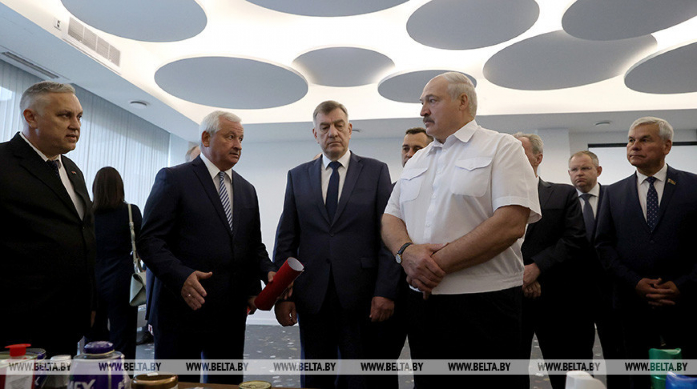 Лукашенко о миорском заводе: мы не можем с ним и дальше кувыркаться, тут же люди работают