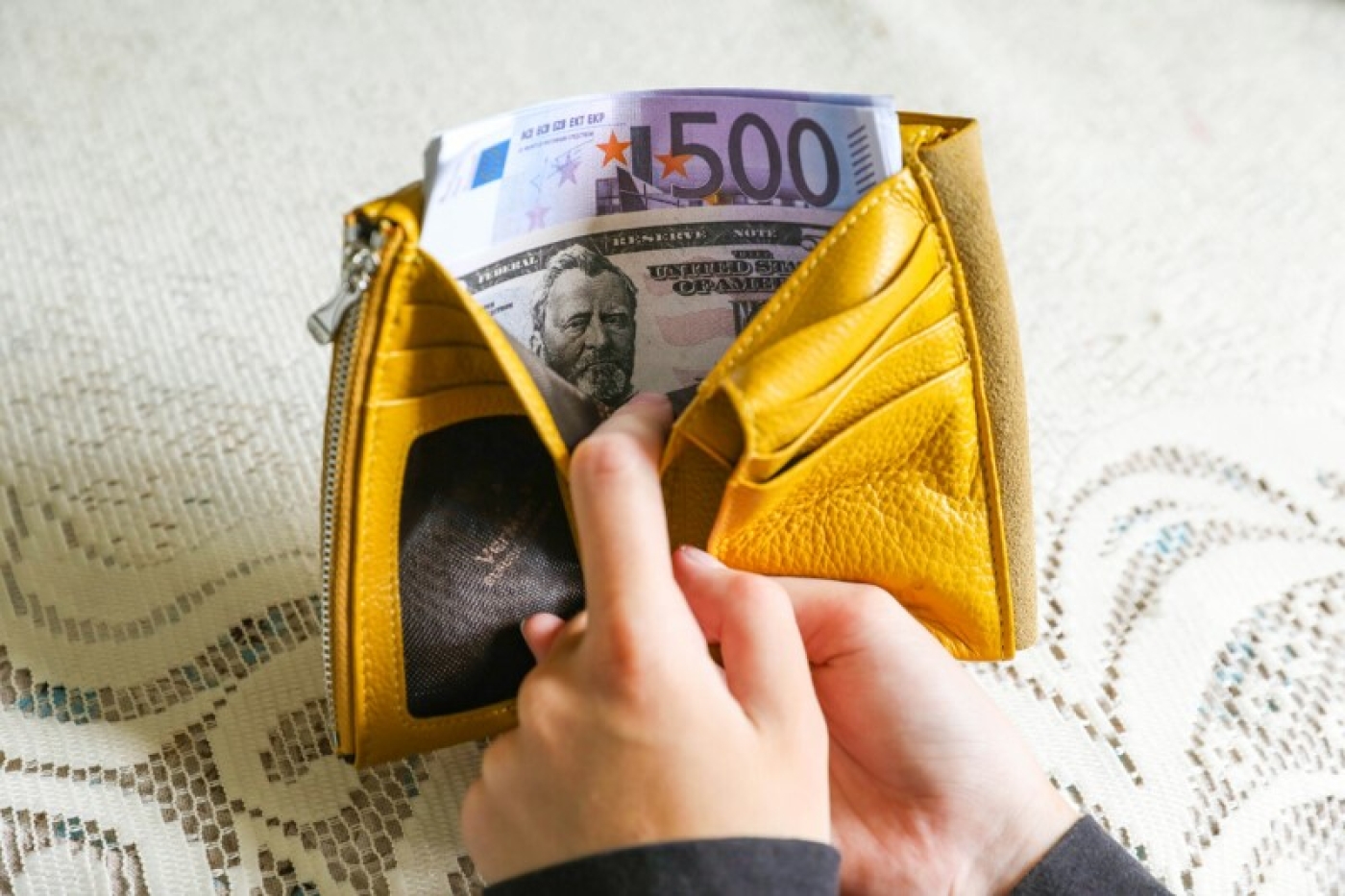 Российский рубль подорожал, доллар и юань подешевели на торгах 16 мая