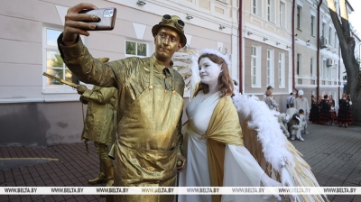 ФОТОФАКТ: Парад фестиваля уличного искусства "На семи ветрах" состоялся во время "Славянского базара"