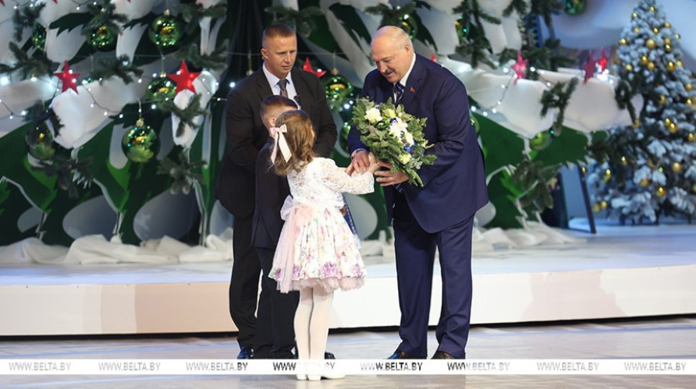 Лукашенко сравнил жизнь с матросской тельняшкой и дал совет детям