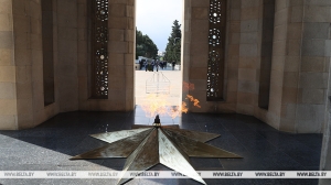 Лукашенко возложил венки к могиле Гейдара Алиева и монументу павшим героям в Баку