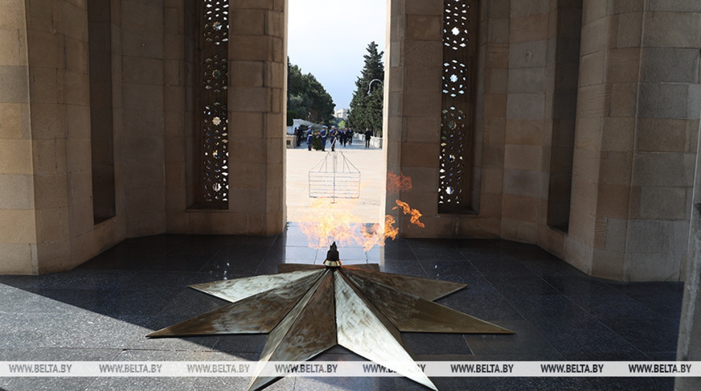 Лукашенко возложил венки к могиле Гейдара Алиева и монументу павшим героям в Баку