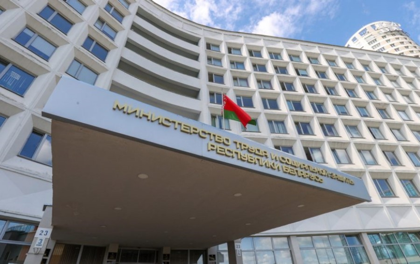 Как правильно организовать работу на открытом воздухе в морозы, напомнили в Минтруда