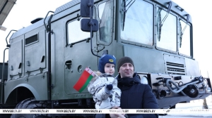 Увидеть военную технику и попробовать солдатскую кашу. Как День защитников Отечества встречают в Минске