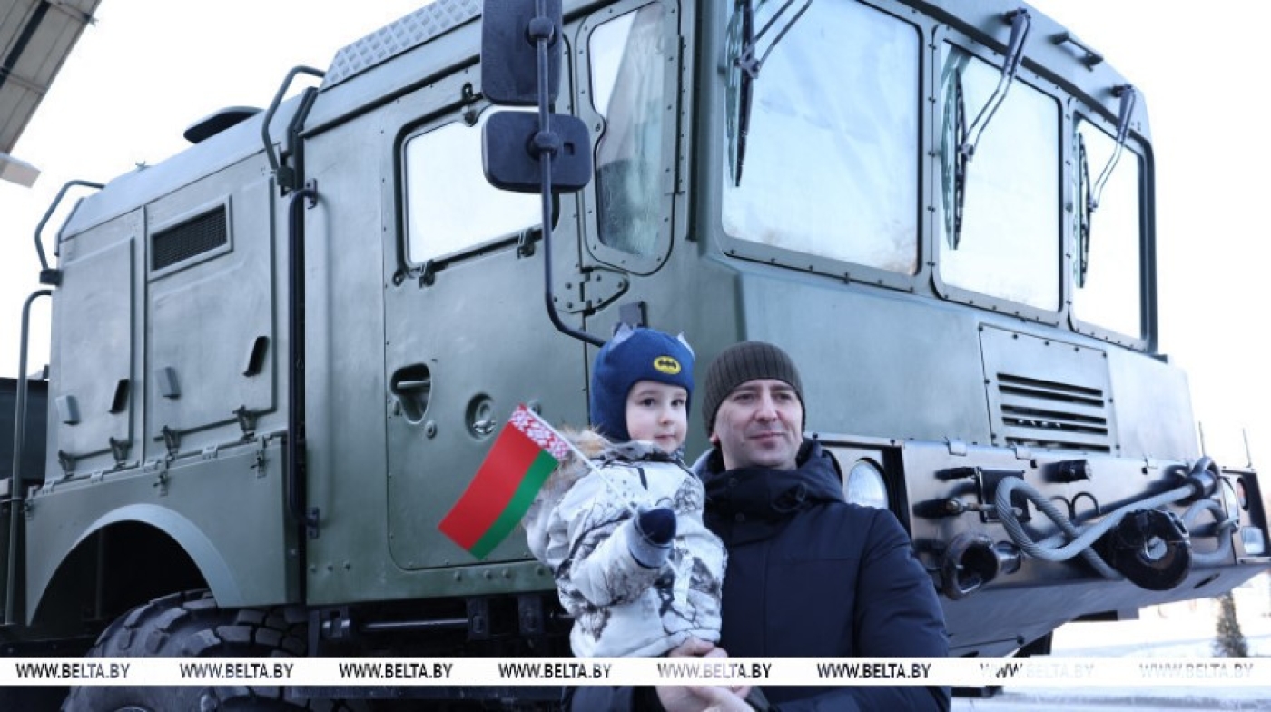 Увидеть военную технику и попробовать солдатскую кашу. Как День защитников Отечества встречают в Минске