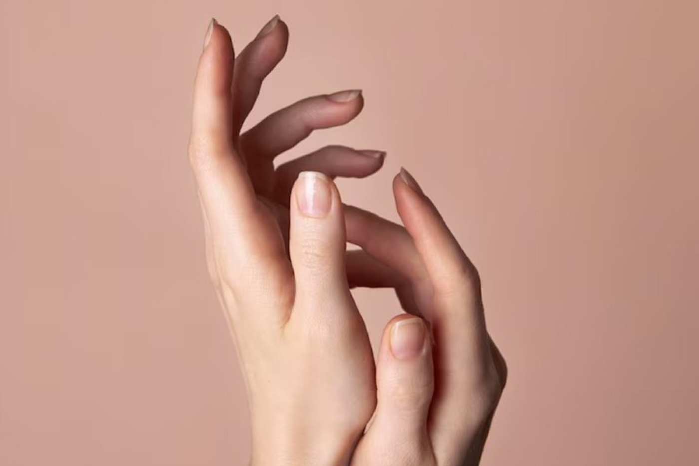 Врач рассказала о причинах появления белых пятен на ногтях