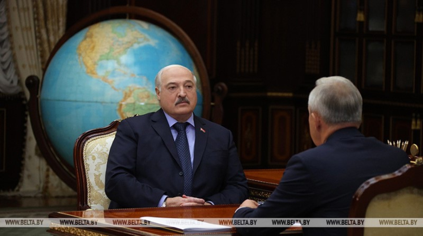 Лукашенко подарили первый экземпляр книги "Беларусь единая"