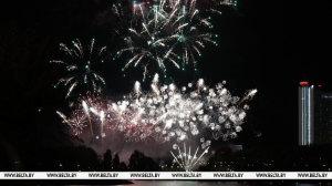 Праздничный фейерверк раскрасил небо в Минске в День города