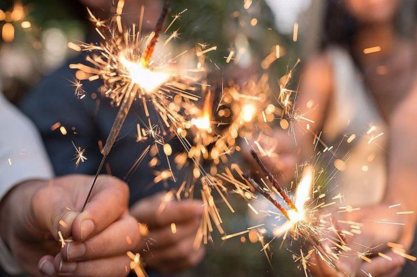 Бенгальские огни, хлопушки. Какую пиротехнику можно использовать дома, рассказали в МЧС