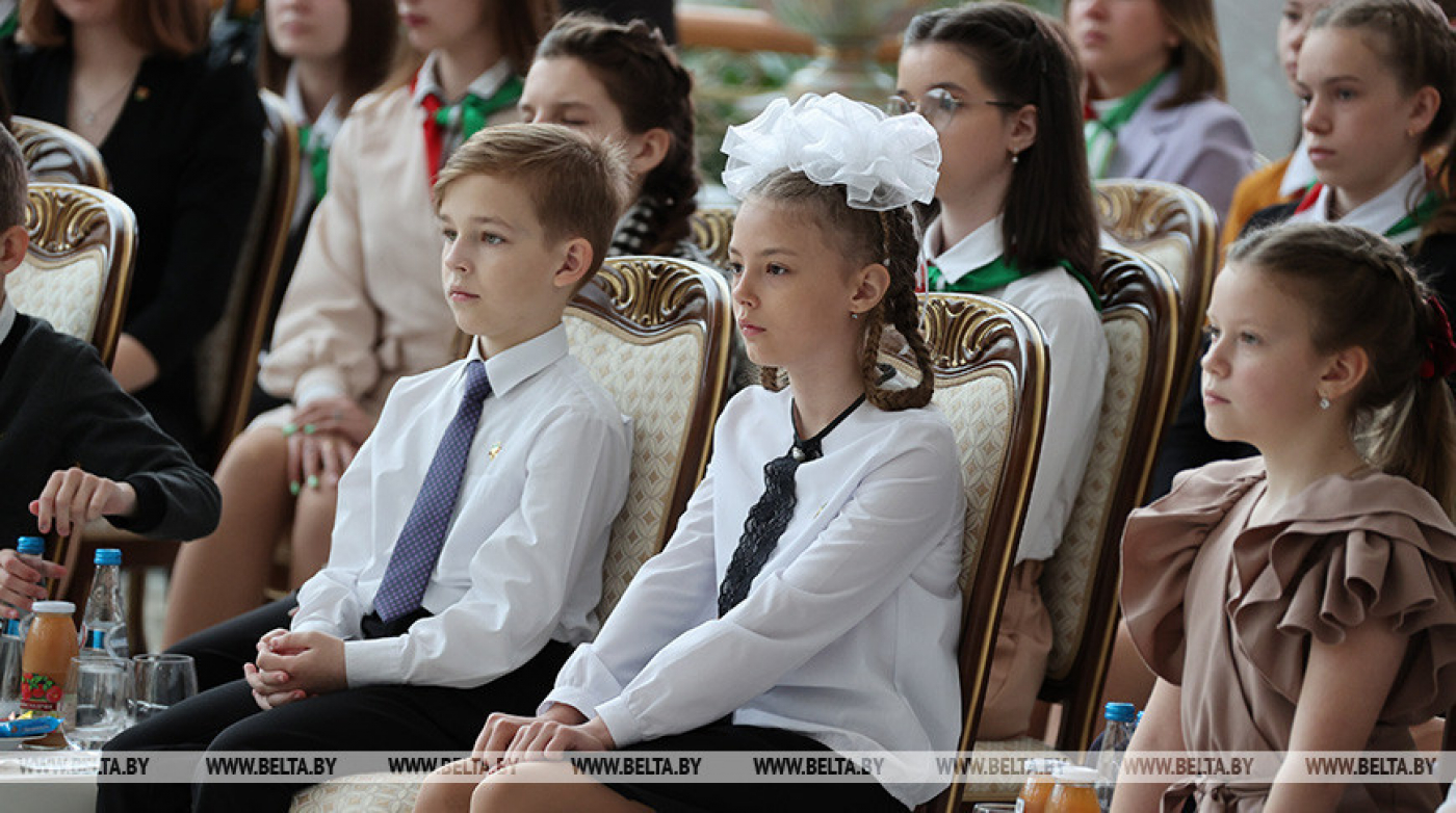 "Надо иногда его в сторону отложить и заняться настоящей жизнью". Лукашенко посоветовал молодежи меньше зависать в телефонах