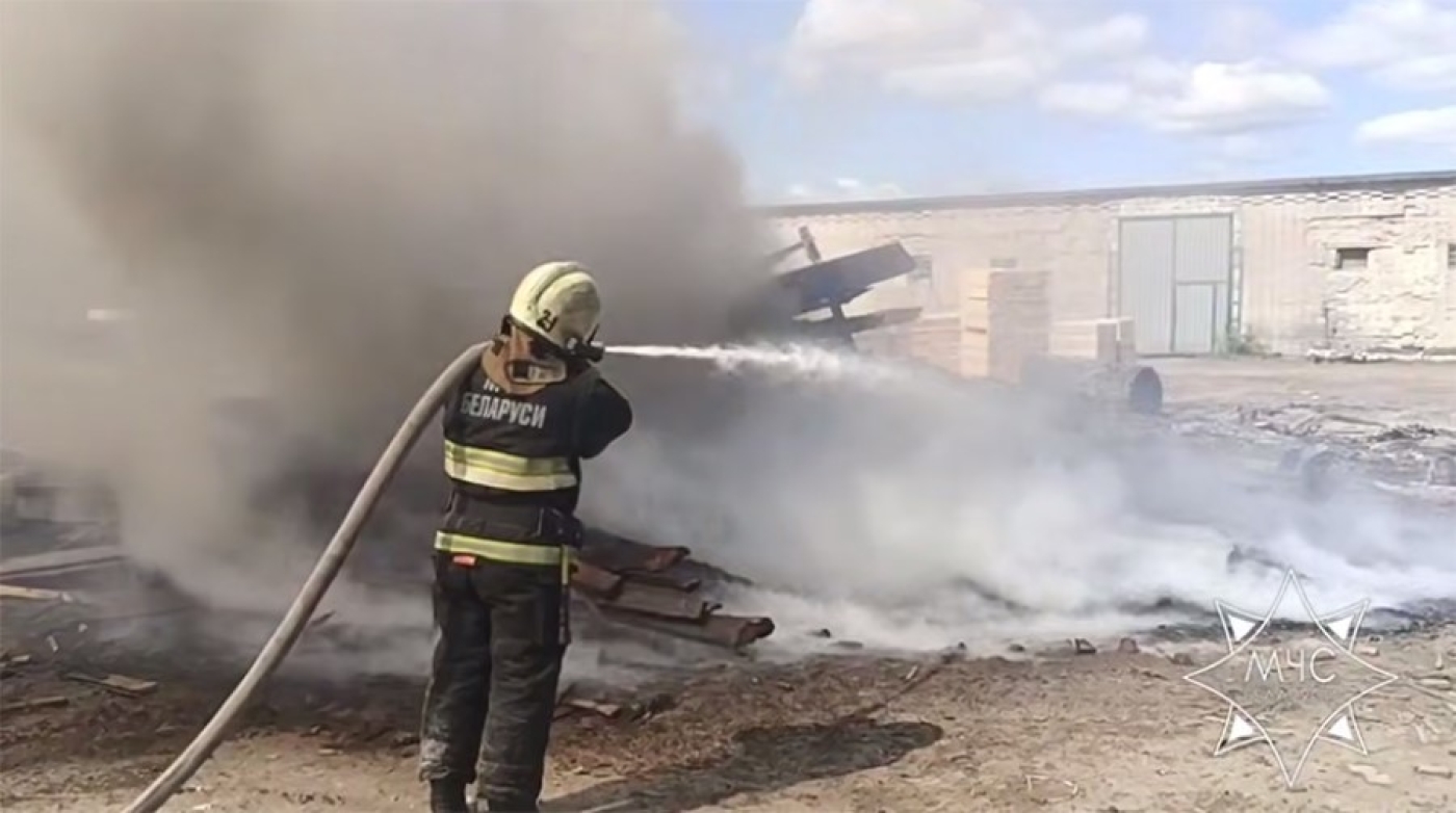 В Борисове ликвидировали загорание на территории частной пилорамы