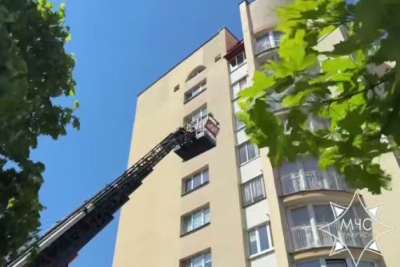 В Жодино двухлетний ребенок оказался заперт в квартире: на помощь пришли спасатели