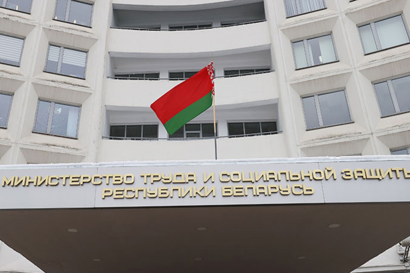 В феврале в Беларуси вырастет пособие по уходу за пожилым человеком старше 80 лет или инвалидом I группы