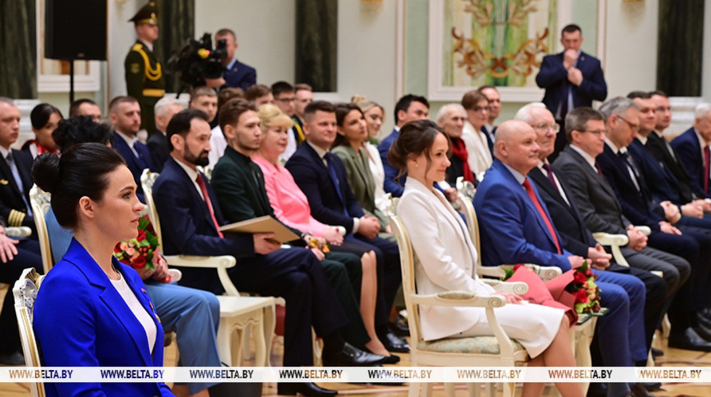 Лукашенко удостоил наград и Благодарности Президента участников и организаторов космического полета