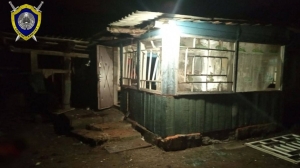 Следователи работают на месте взрыва кислородного баллона во дворе дачного дома, где погибли двое детей