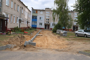 Благоустраивается дворовая территория