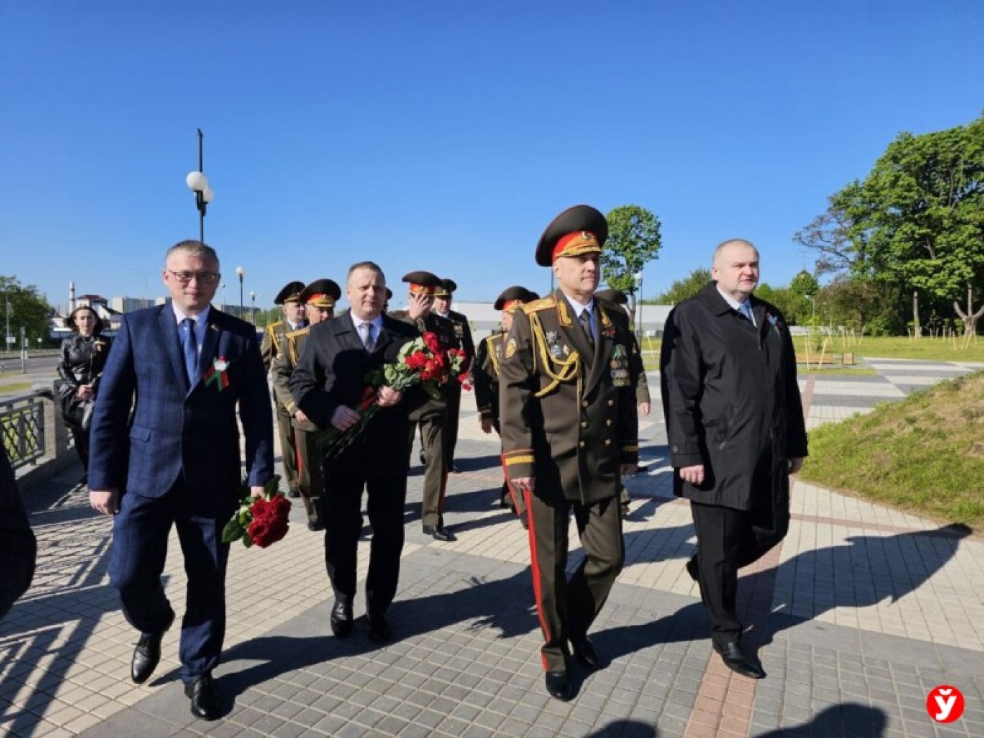Александр Вольфович у памятника экипажу Рака: 80 лет назад эти ребята совершили прыжок в бессмертие
