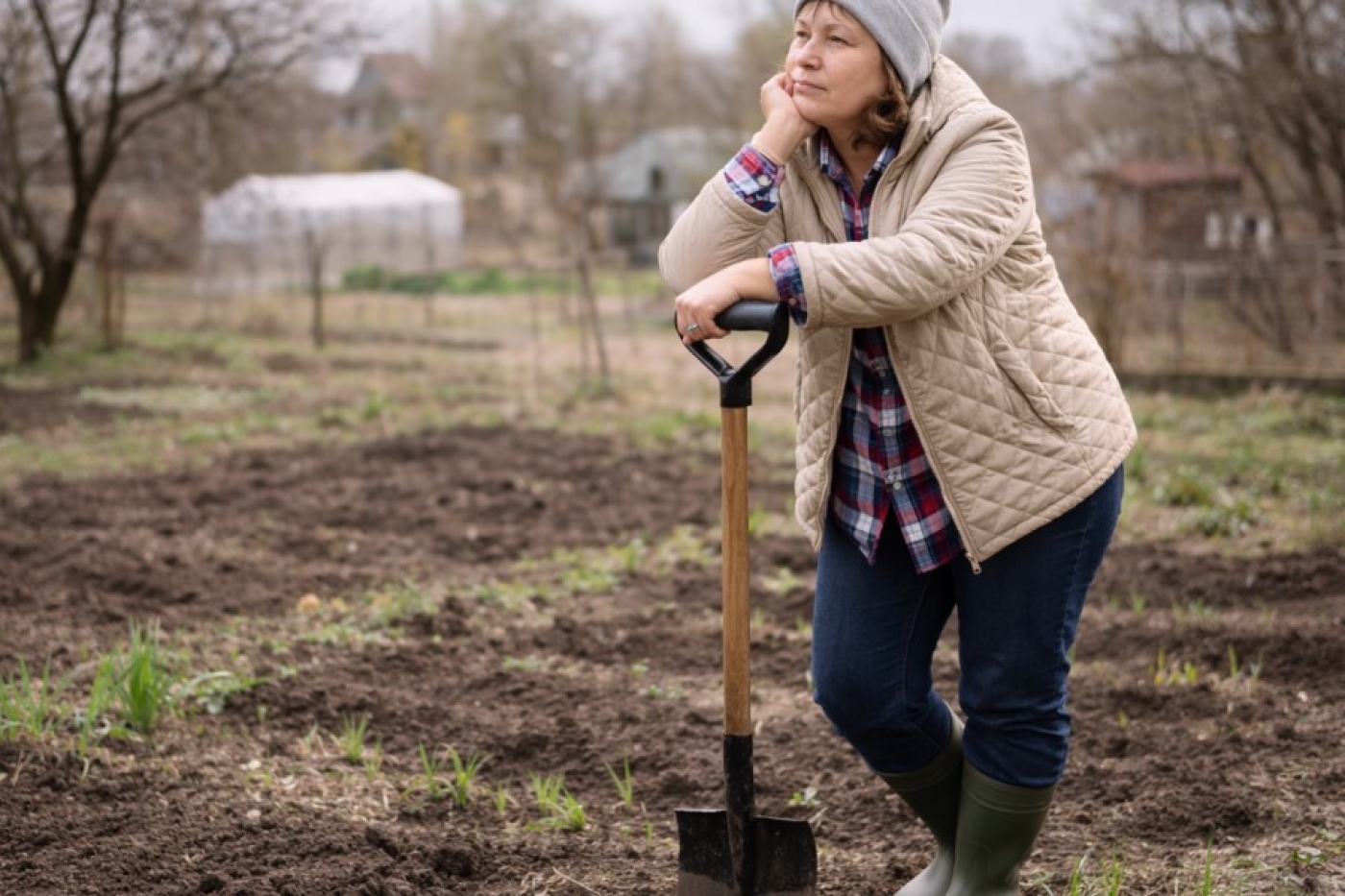 Не копайте огород весной, не мучьте спину! Как подготовить грядки без лопаты и получить больше урожая