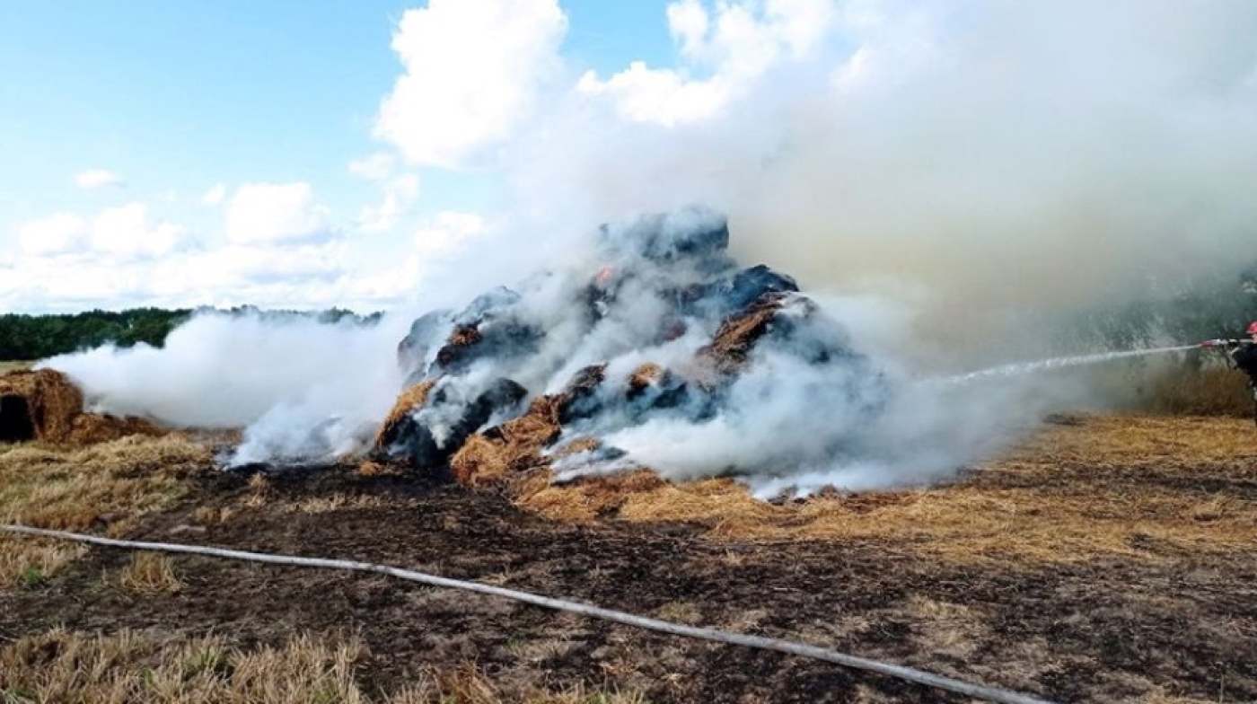 В Ивановском районе огонь уничтожил семь тонн соломы