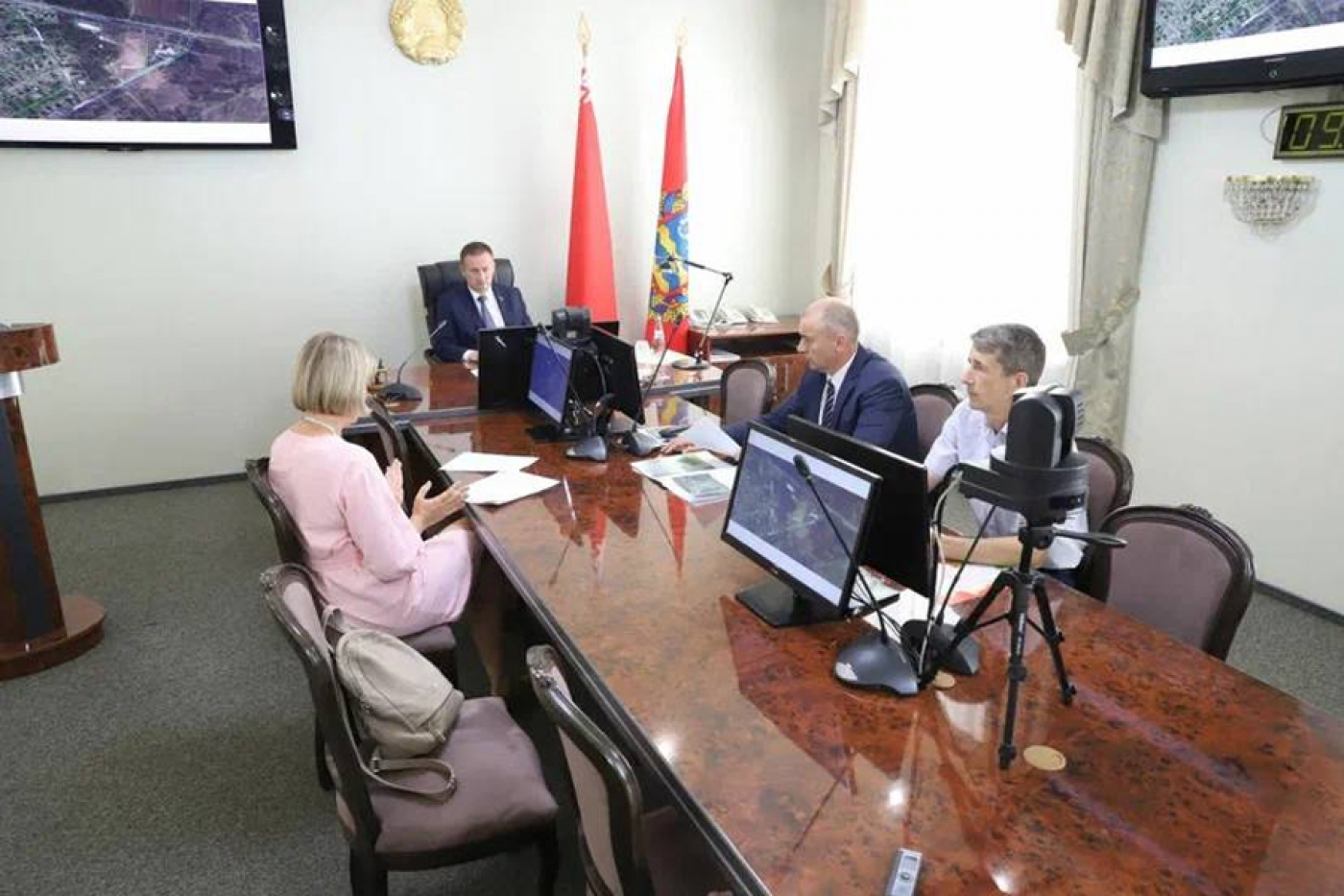 В эти минуты приём граждан по личным вопросам проводит председатель Миноблисполкома Александр Турчин.