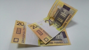 Белорусский рубль на торгах 3 апреля ослаб к трем основным валютам