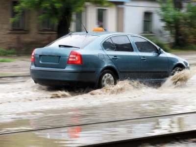 Штрафы до 1350 рублей ждут водителей, которые облили пешехода из лужи