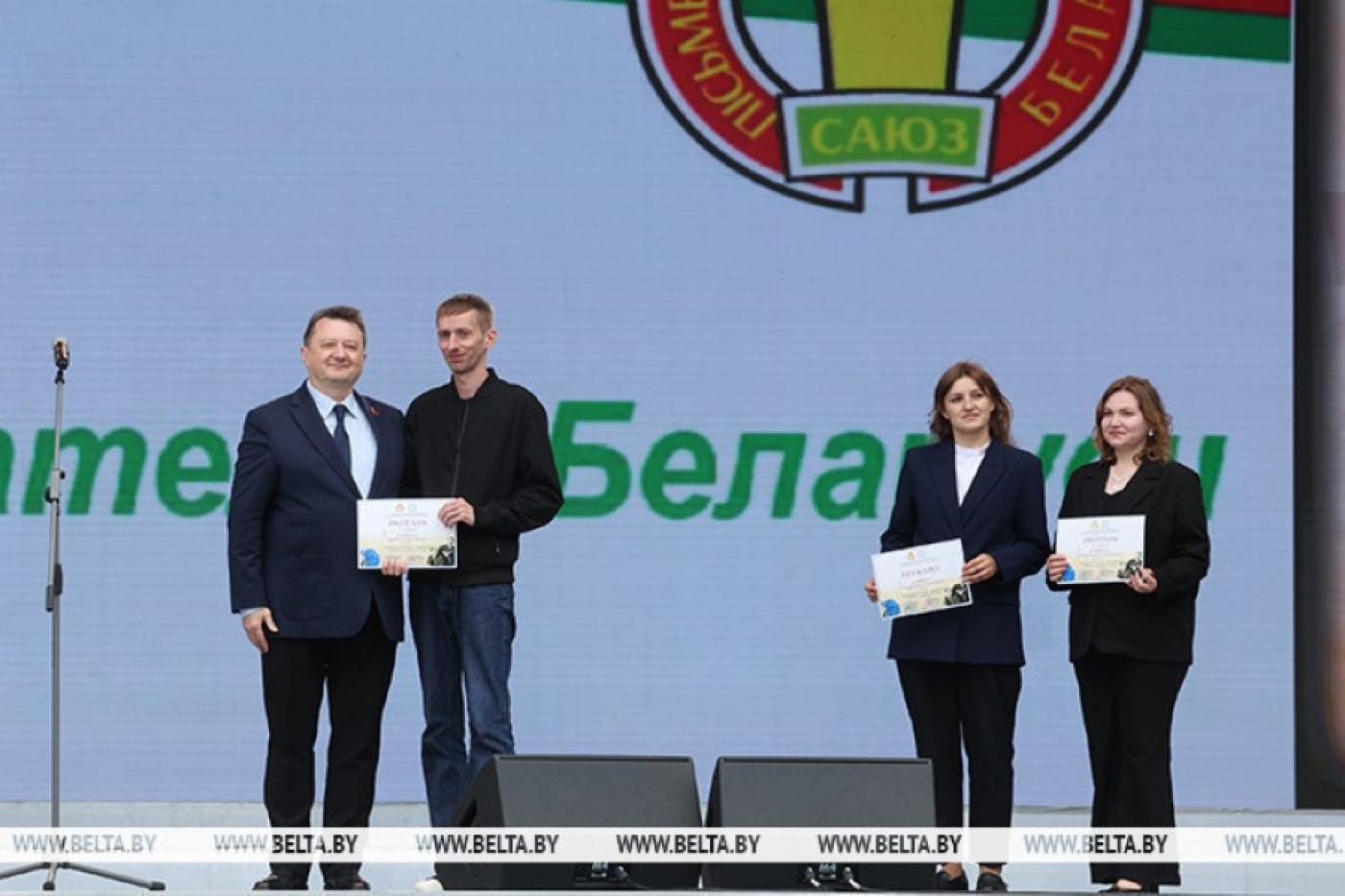 Победителей конкурсов "І кружыцца планета Куляшова" и "З табой маё слова, Радзіма" назвали в Костюковичах