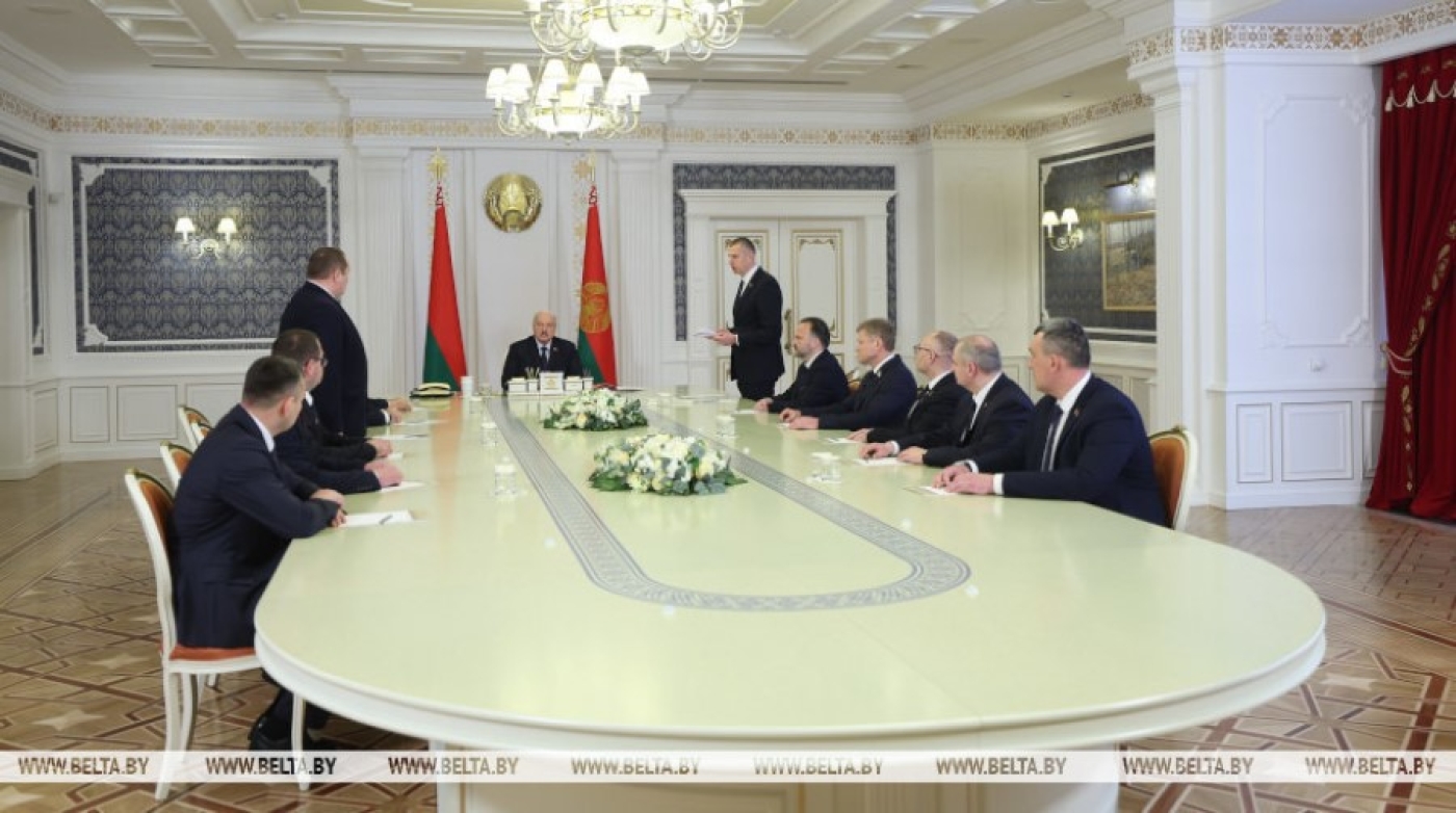 "Просто надо каждому шевелиться". Лукашенко напомнил местной власти о тяжелой пятилетке и стоящих задачах