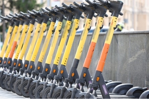 По новым правилам. С 15 марта стартовал сезон самокатов