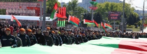 Шествие с самым большим флагом Беларуси стартовало от стелы "Минск - город-герой"