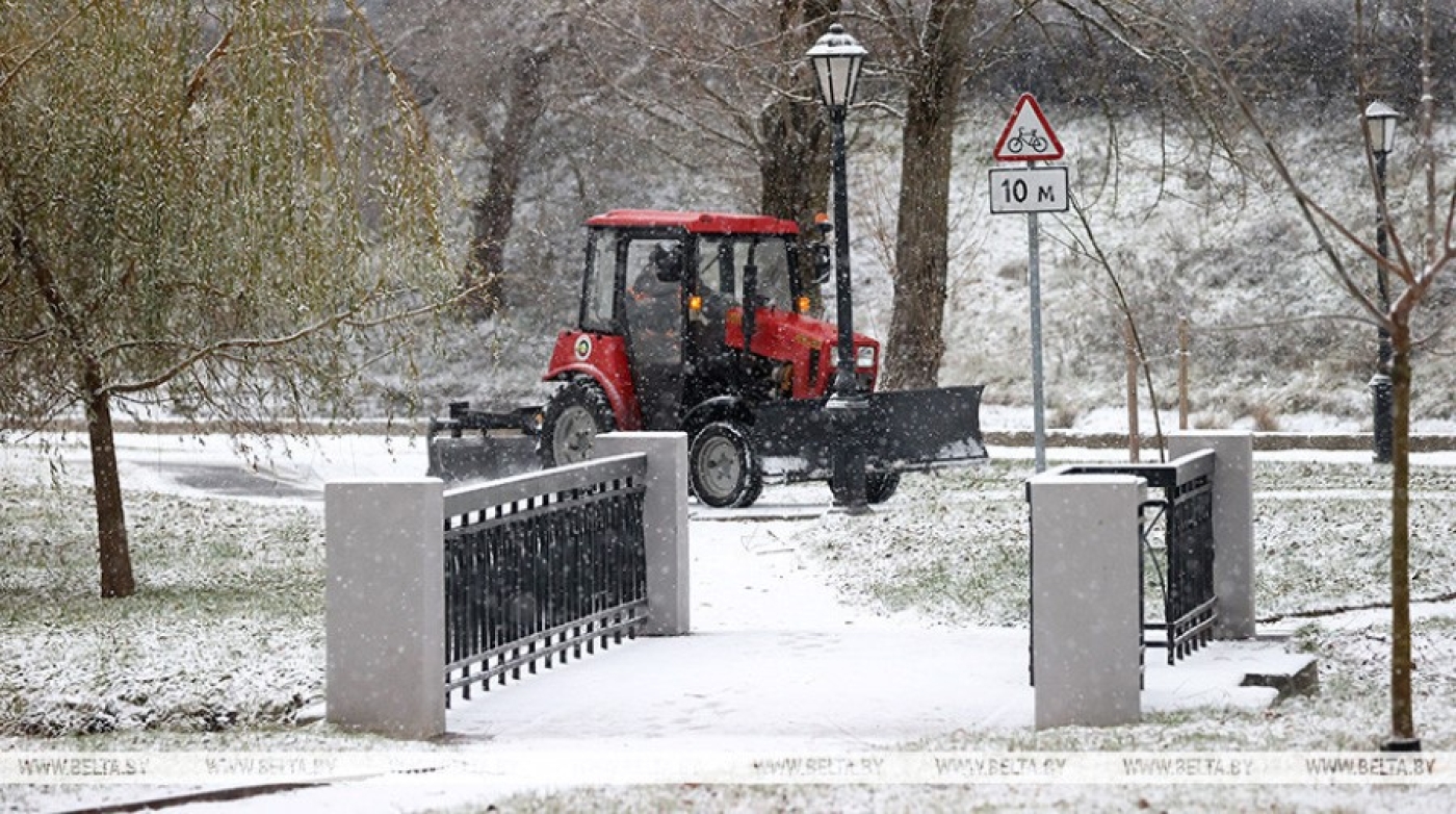 Коммунальщики Минской области приступили к расчистке дорог от весеннего снега