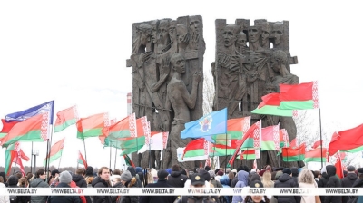 Камень и цветы. У монумента "Врата памяти" в Тростенце прошел митинг-реквием
