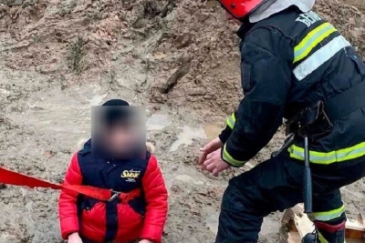В Борисовском районе подросток по пояс увяз в грязи: потребовалась помощь МЧС