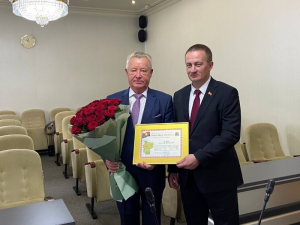Владимир Дражин принимает поздравления от Александра Турчина