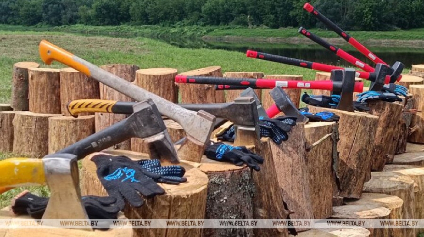 "Одним ударом!" Какие новые конкурсы ждут участников чемпионата по колке дров среди СМИ