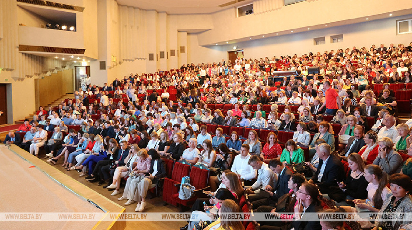 Участники форума "Беларусь единая" попросили активизировать работу с сельской молодежью