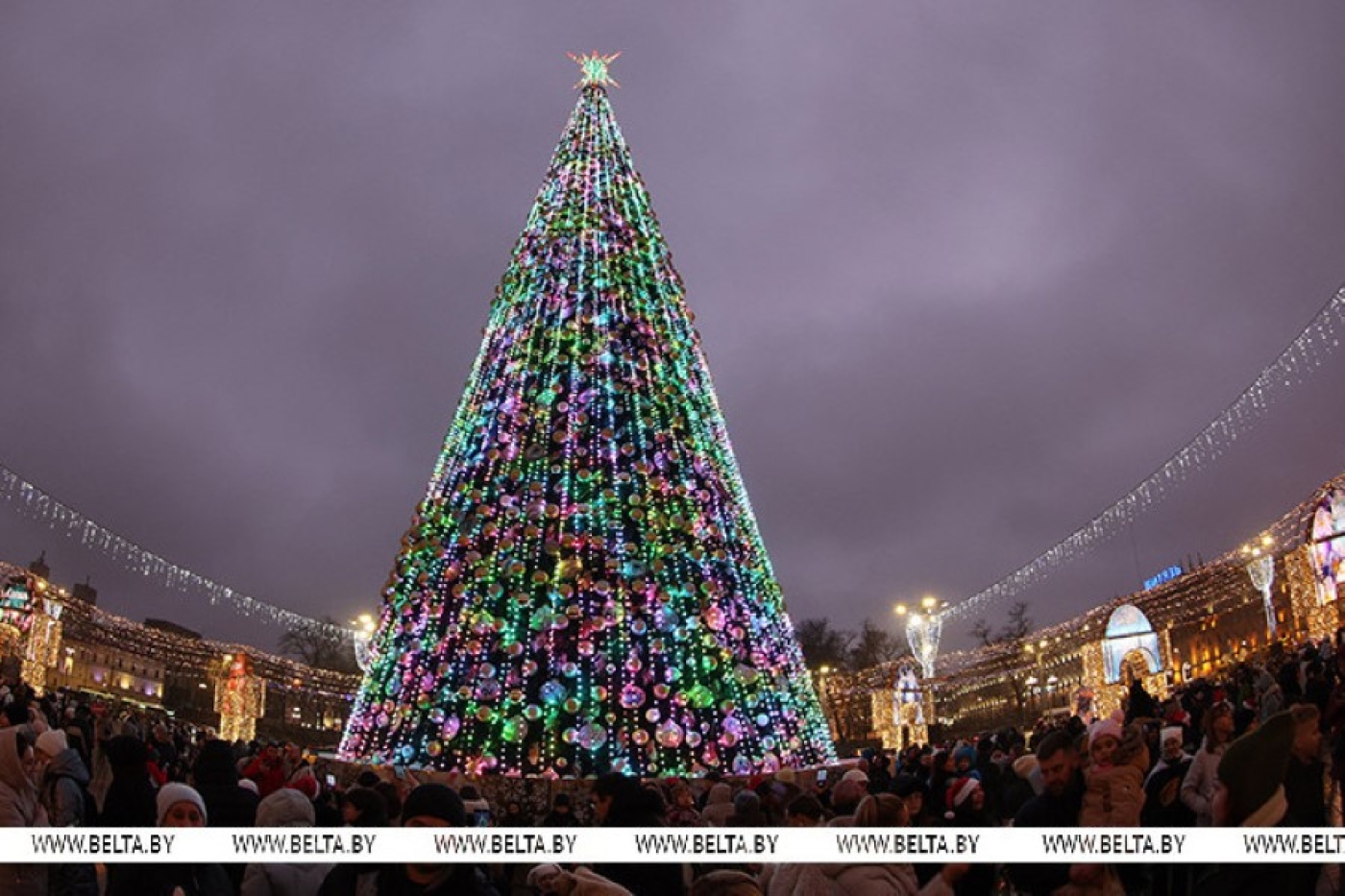 В Минске новогодними огнями засияла главная елка страны