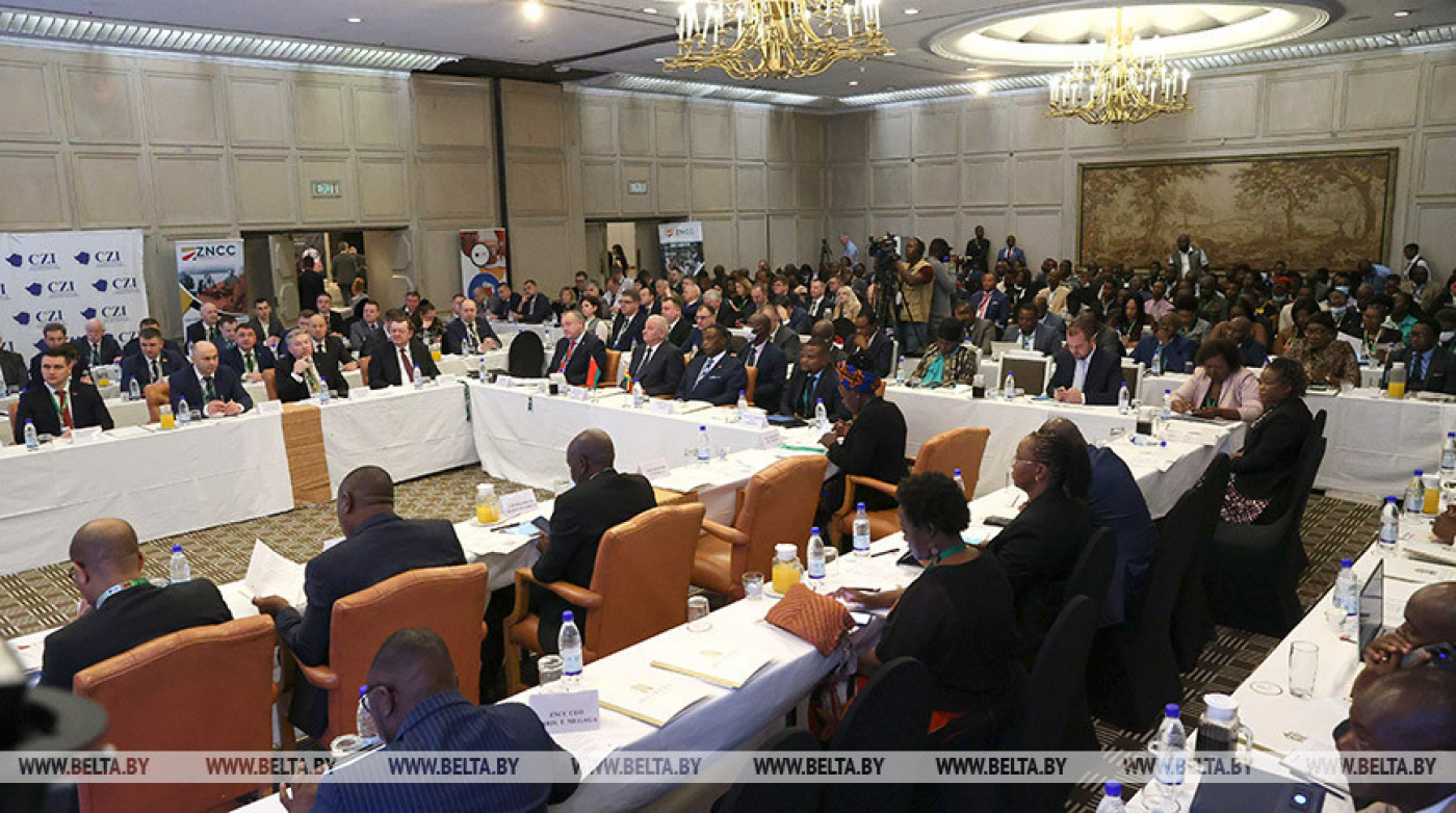 Промпредприятия Беларуси подписали в Зимбабве пакет документов по сотрудничеству