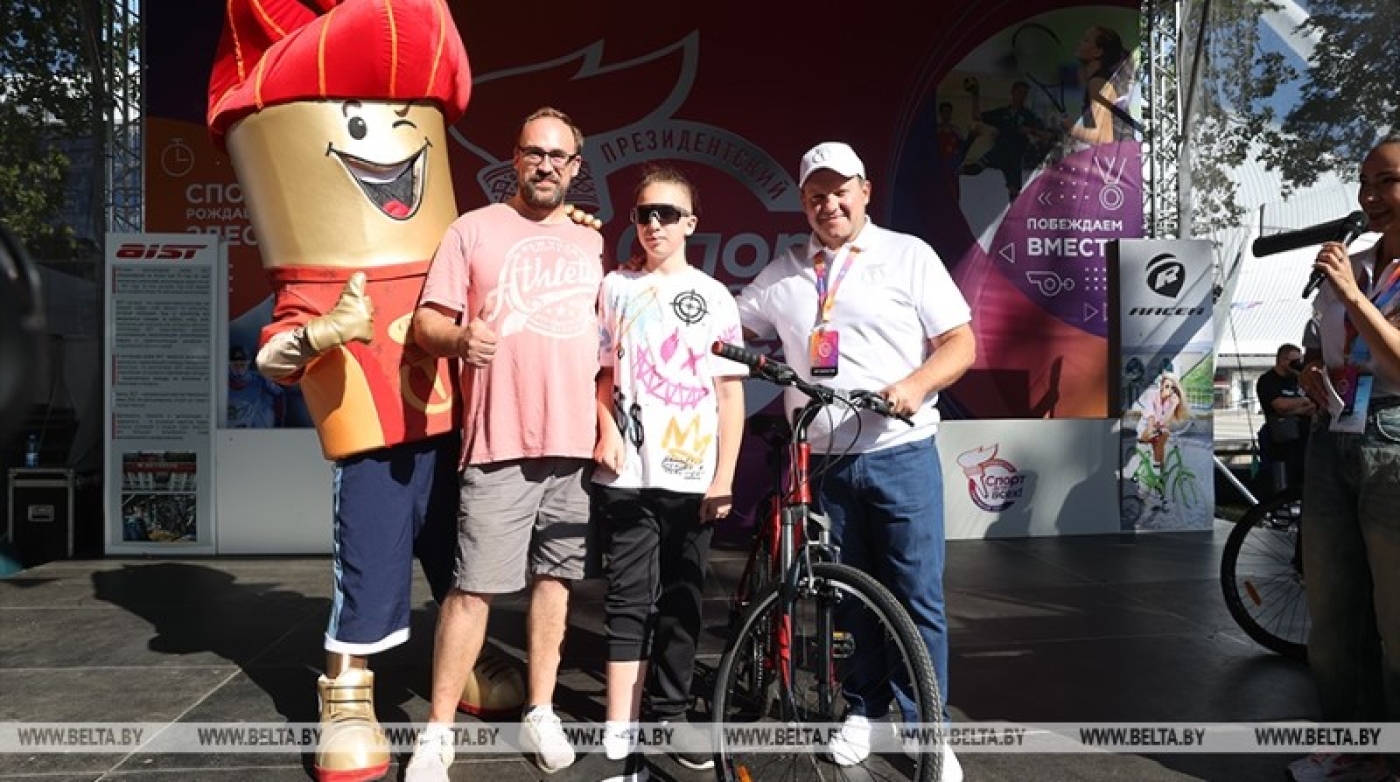 Десять велосипедов разыграли среди посетителей площадки "Спорт для всех" на Минском полумарафоне