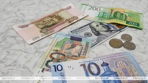 Доллар и юань подешевели, российский рубль подорожал на торгах 27 февраля