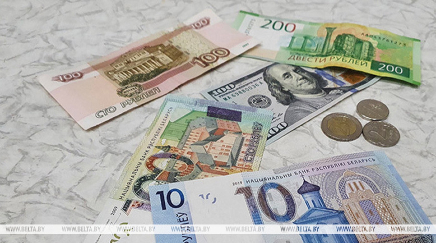 Доллар и юань подешевели, российский рубль подорожал на торгах 27 февраля