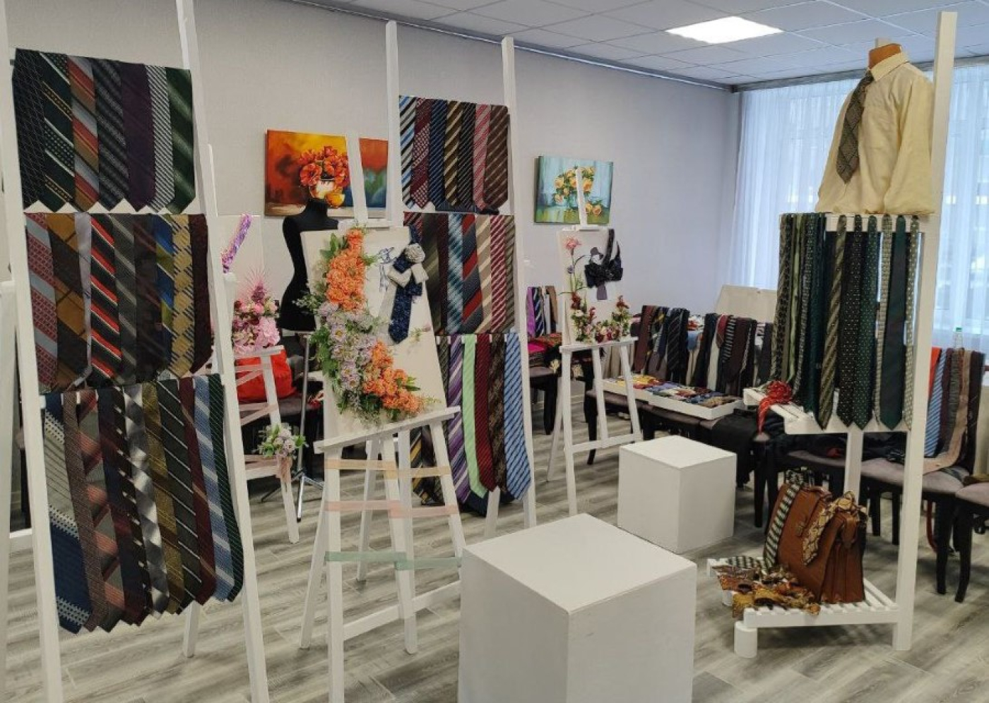 Такого вы ещё не видели! Выставка галстуков и платков!