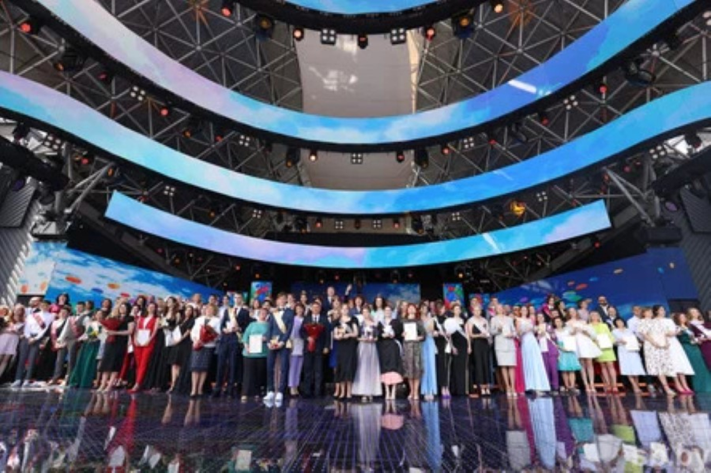 На фестивальной сцене "Молодечно-2023" наградили лучших выпускников района