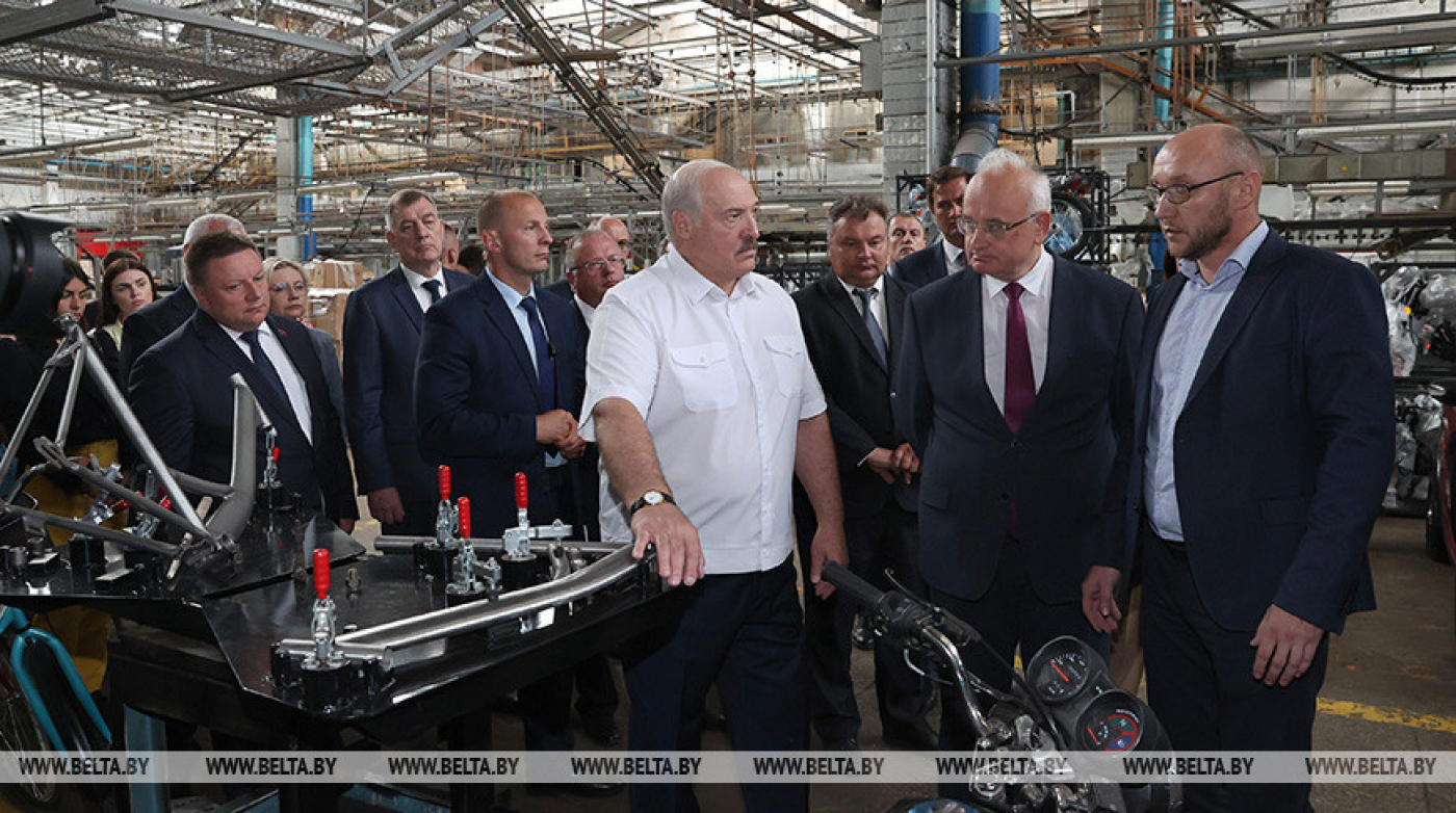 "Мы должны делать свое!" Лукашенко требует большей локализации на мотовелозаводе
