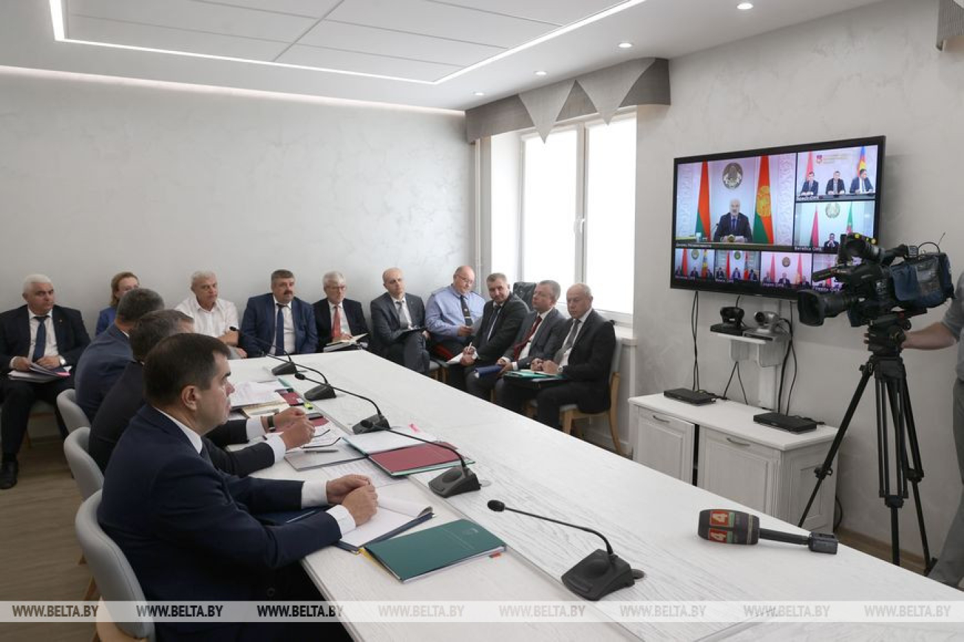 Лукашенко: никакая техника под забором стоять не может